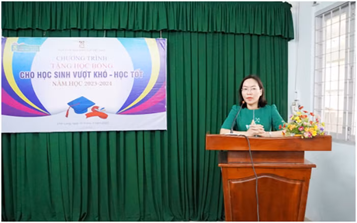 Tặng học bổng và hơn 100.000 bộ sách giáo khoa cho học sinh có hoàn cảnh khó khăn -0