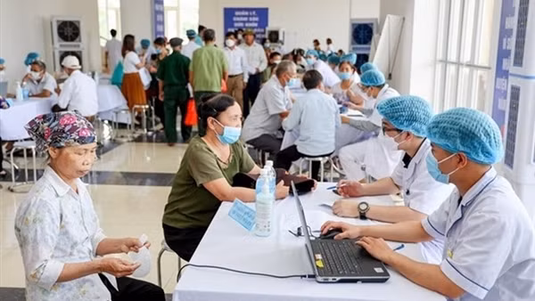 Bao giờ người dân mới thoát cảnh “ôm cả đống” giấy tờ khi đi khám bệnh?
