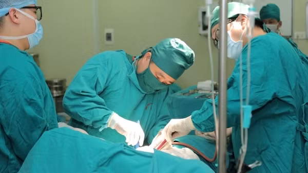 Nghiện thuốc lá hàng chục năm, nhiều người phải đối mặt với bệnh ung thư phổi