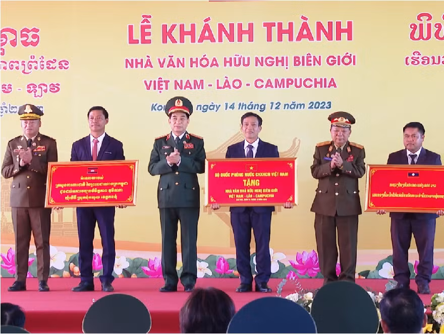 Giao lưu hữu nghị quốc phòng biên giới Việt Nam - Lào - Campuchia -0