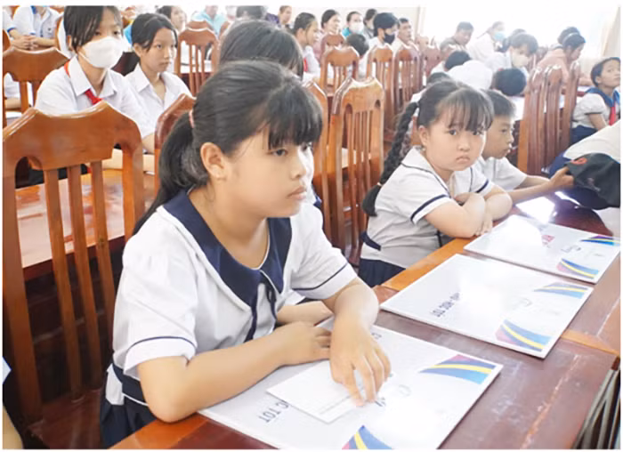 Tặng học bổng và hơn 100.000 bộ sách giáo khoa cho học sinh có hoàn cảnh khó khăn -0