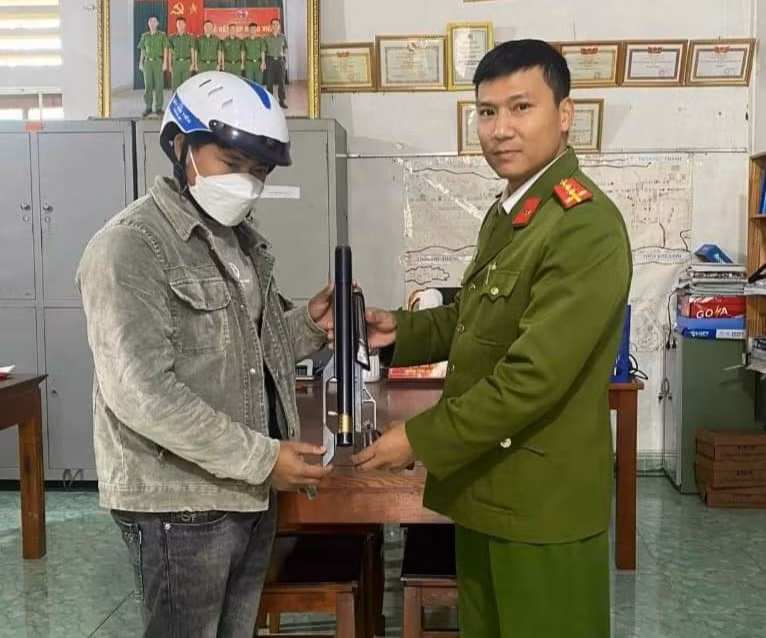 Vận động người dân giao nộp nhiều vũ khí, vật liệu nổ -0
