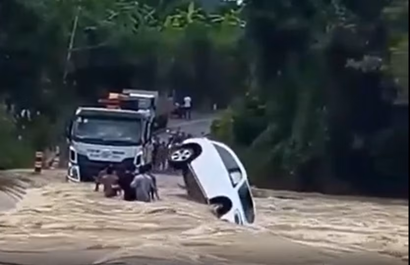 Trục vớt ô tô Mercedes bị nước cuốn trôi dưới sông hơn 1km -0