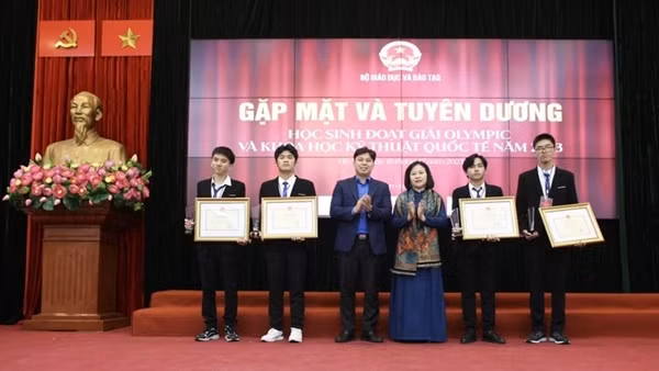 Vinh danh học sinh đoạt giải Olympic và Khoa học kỹ thuật quốc tế 2023