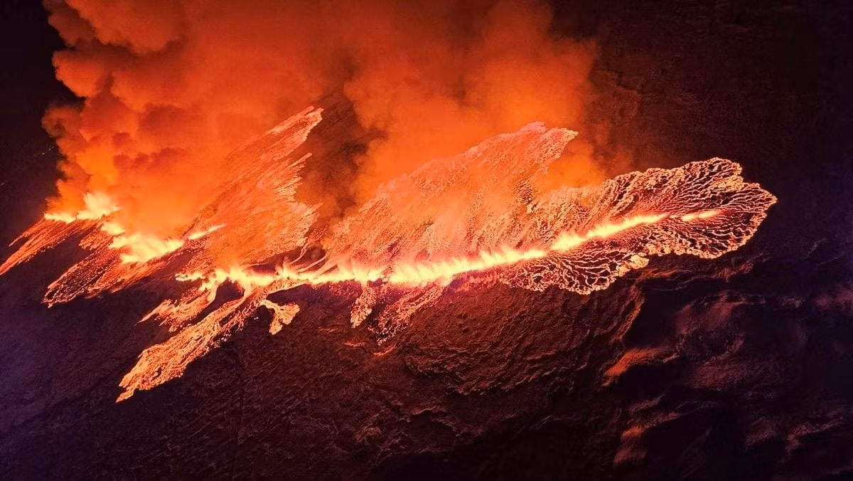 Núi lửa tại Iceland phun trào nhuộm đỏ bầu trời -1