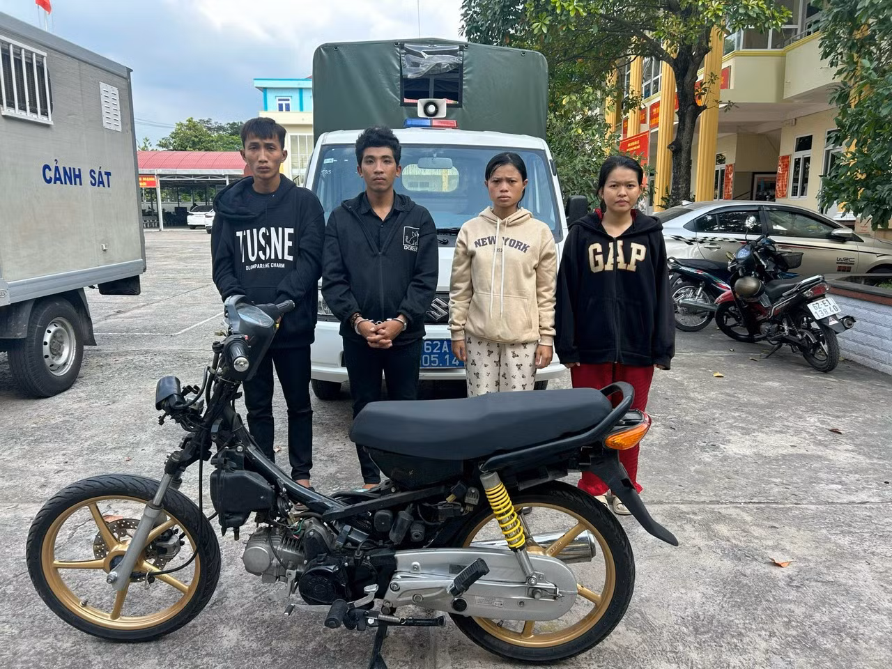 Hai cặp vở chồng thủ súng bắn điện, bình xịt hơi cay gây hàng loạt vụ trộm -0