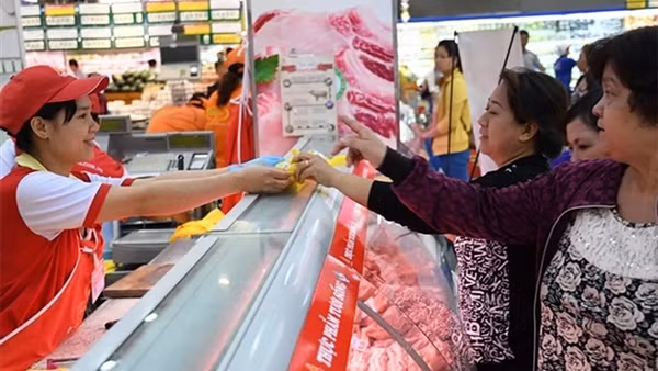 Hàng hóa Tết dồi dào, nhiều khuyến mãi