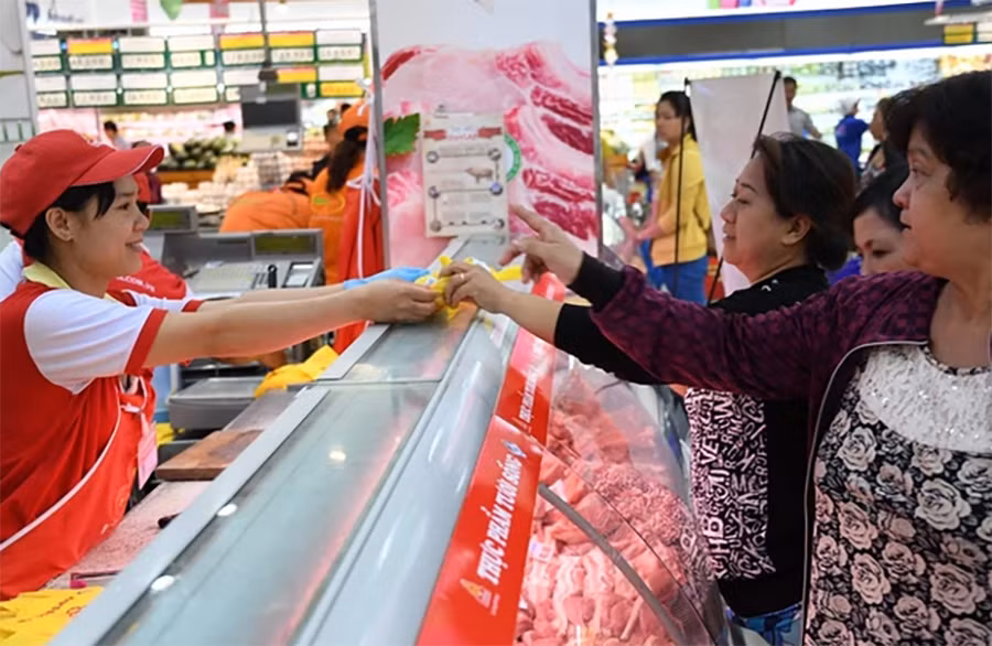 Hàng hóa Tết dồi dào, nhiều khuyến mãi -0