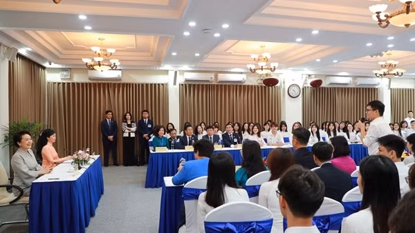Phu nhân Bành Lệ Viên và Phu nhân Phan Thị Thanh Tâm thăm ĐHQGHN, giao lưu với sinh viên