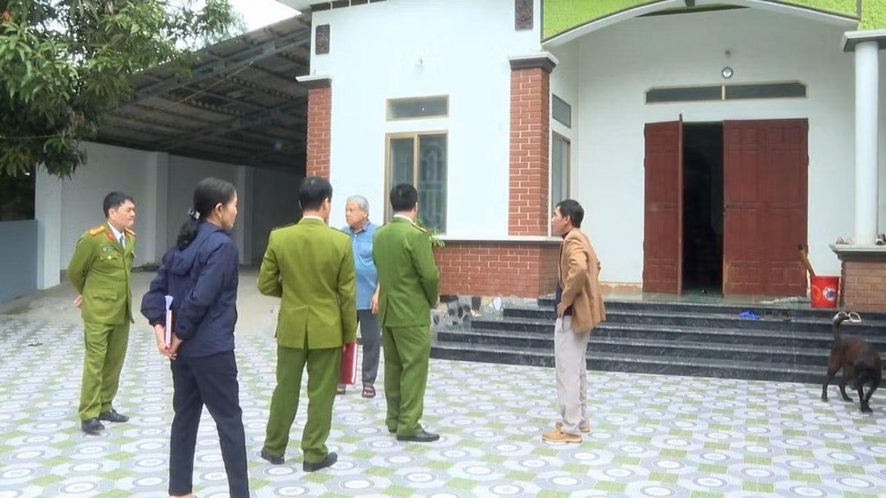 Khởi tố, bắt tạm giam đối tượng uống rượu say, chém vợ và con gái -1
