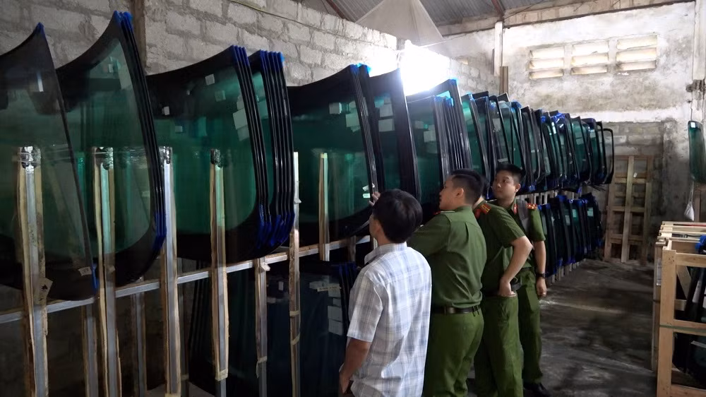 Triệt phá đường dây sản xuất kính xe ô tô giả nhãn mác của các hãng ô tô thương hiệu -0