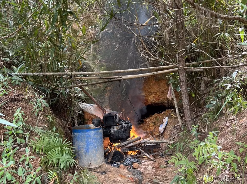 Truy quét “vàng tặc” vùng giáp ranh -0