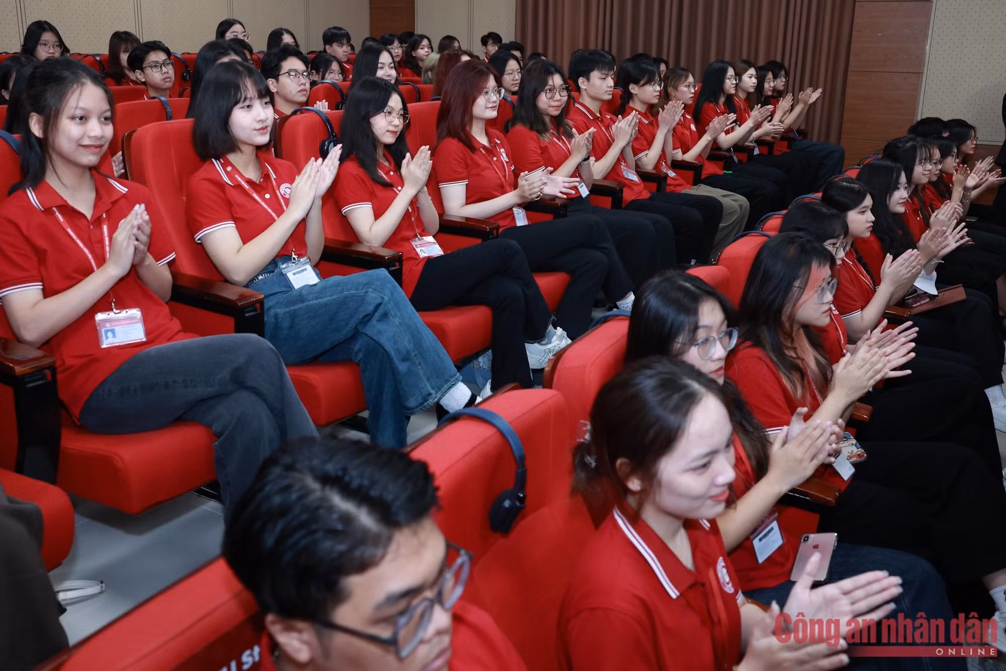 Thủ tướng Phạm Minh Chính và Thủ tướng Campuchia tới thăm Đại học Ngoại Thương -3