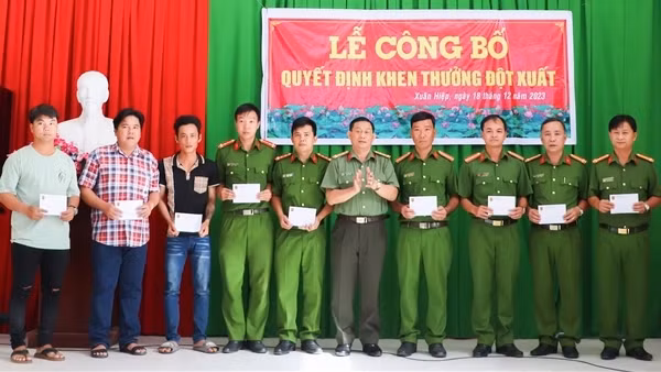 Khen thưởng các tập thể, cá nhân truy bắt nhóm giả danh Công an để cướp tài sản