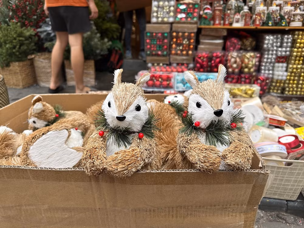 Sôi động thị trường quà tặng, đồ trang trí Giáng sinh -0