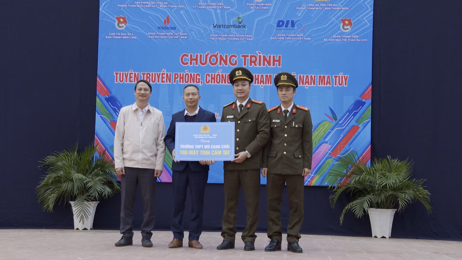 Về Mù Cang Chải tuyên truyền pháp luật, xây điểm trường tặng bà con -0