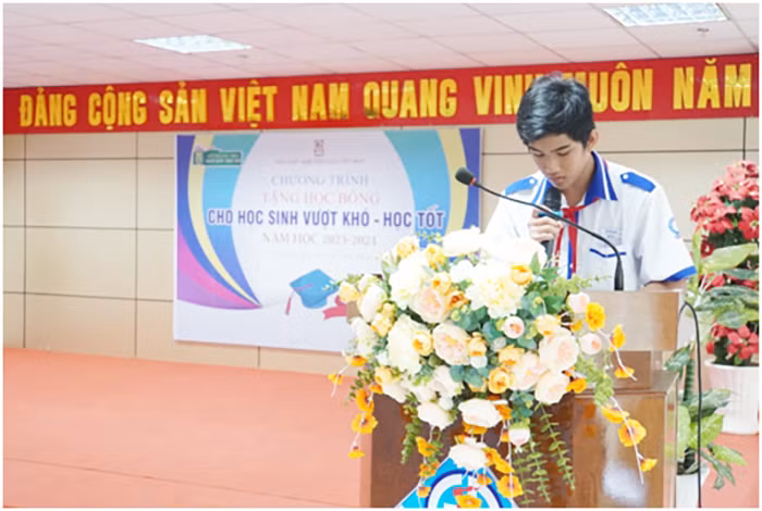 Tặng học bổng và hơn 100.000 bộ sách giáo khoa cho học sinh có hoàn cảnh khó khăn -0