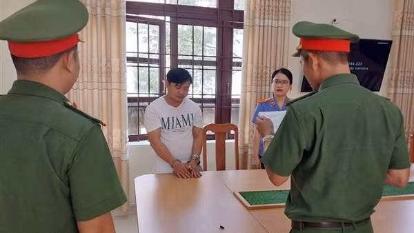 Lửa đảo cấp, đổi sổ đỏ, chiếm đoạt hơn 800 triệu đồng