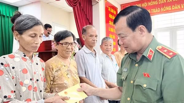 Đồng chí Lê Tấn Tới tiếp xúc cử tri huyện Bến Lức, tỉnh Long An