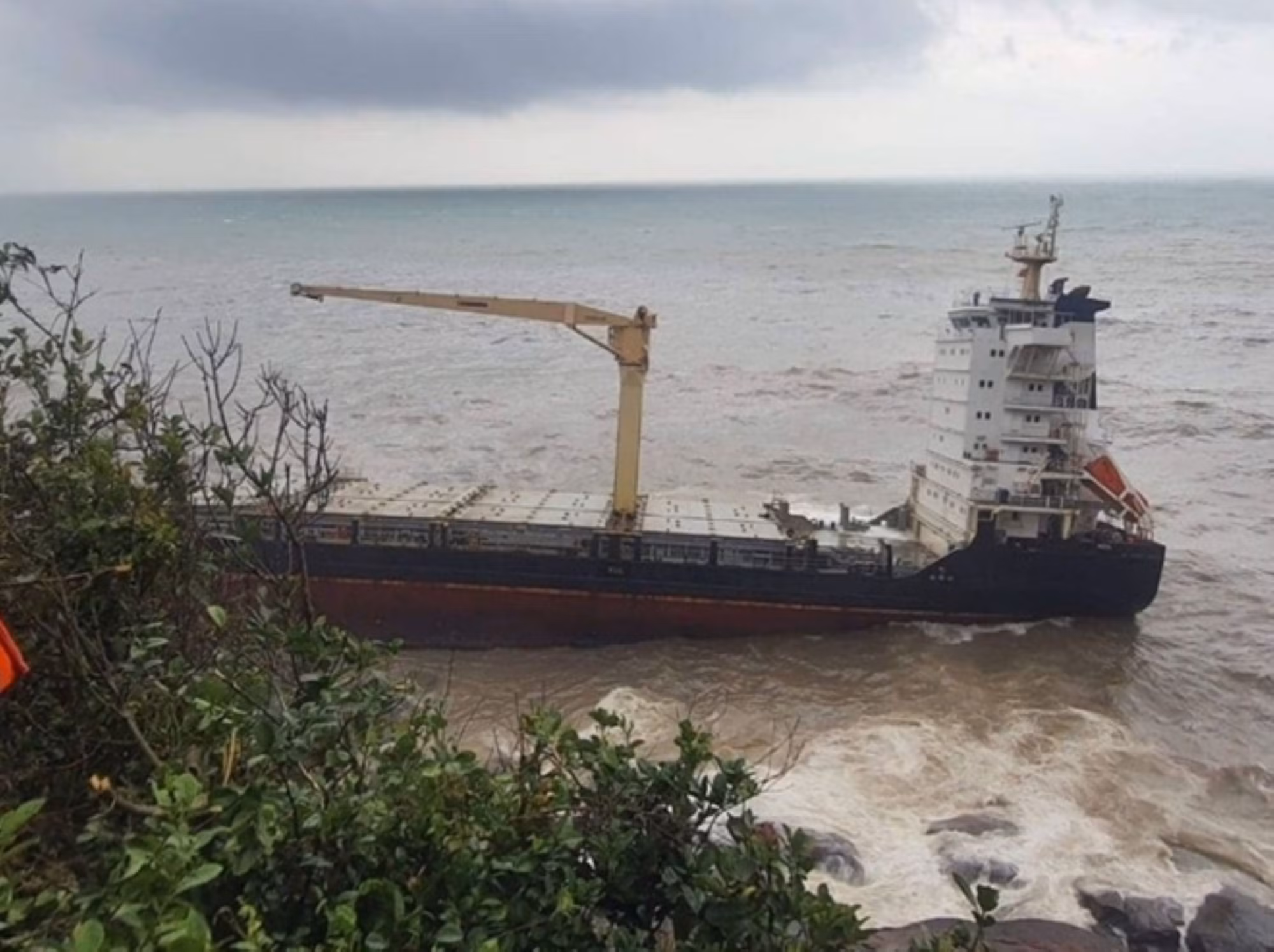 Tàu hàng chìm giữa biển, 2 thuyền viên mất tích -0