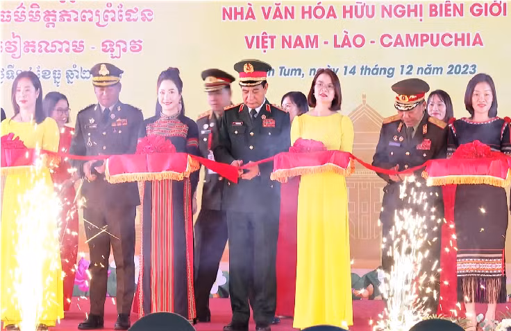 Giao lưu hữu nghị quốc phòng biên giới Việt Nam - Lào - Campuchia -0