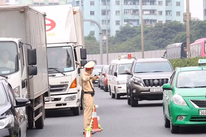 CSGT phân luồng, hướng dẫn giao thông
