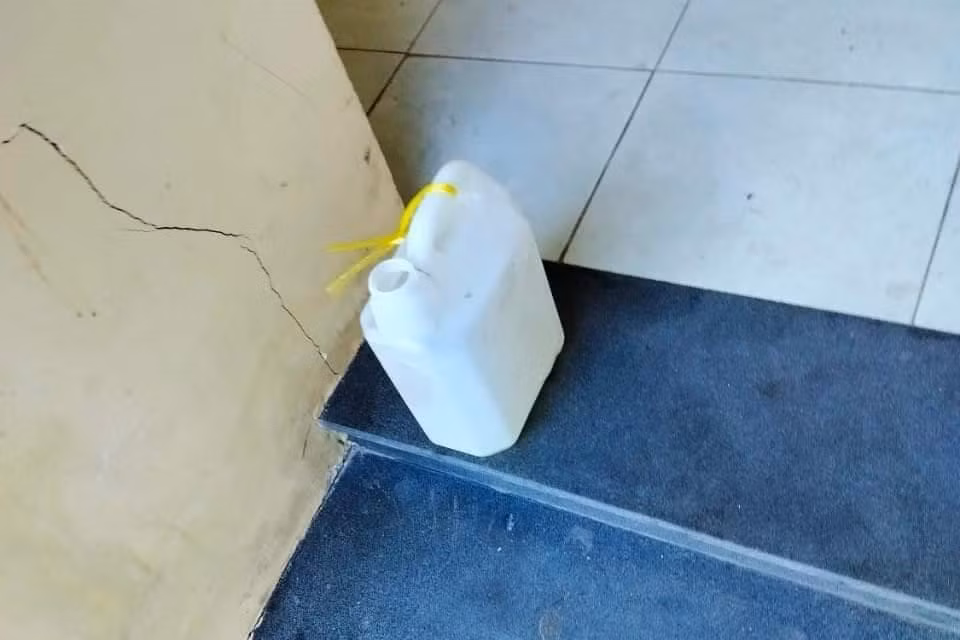 Tiếp nhận, điều tra vụ 2 con trai tạt xăng, đe dọa đốt nhà mẹ và anh ruột -0
