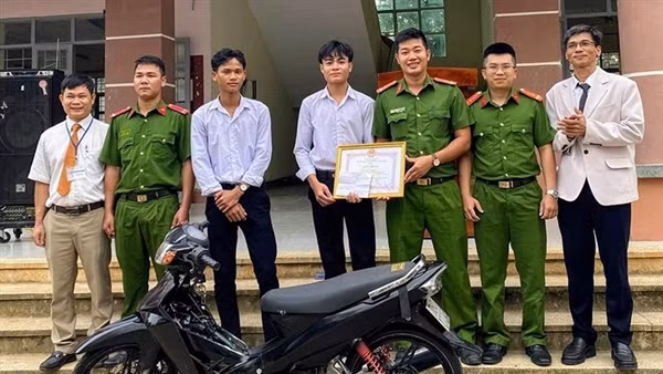 Khen thưởng nam sinh lớp 11 phát hiện và truy bắt kẻ trộm xe máy