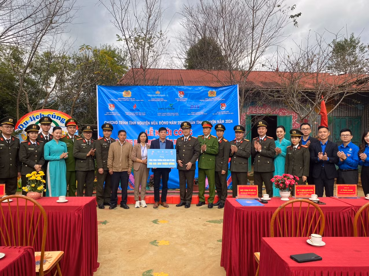 Về Mù Cang Chải tuyên truyền pháp luật, xây điểm trường tặng bà con -0