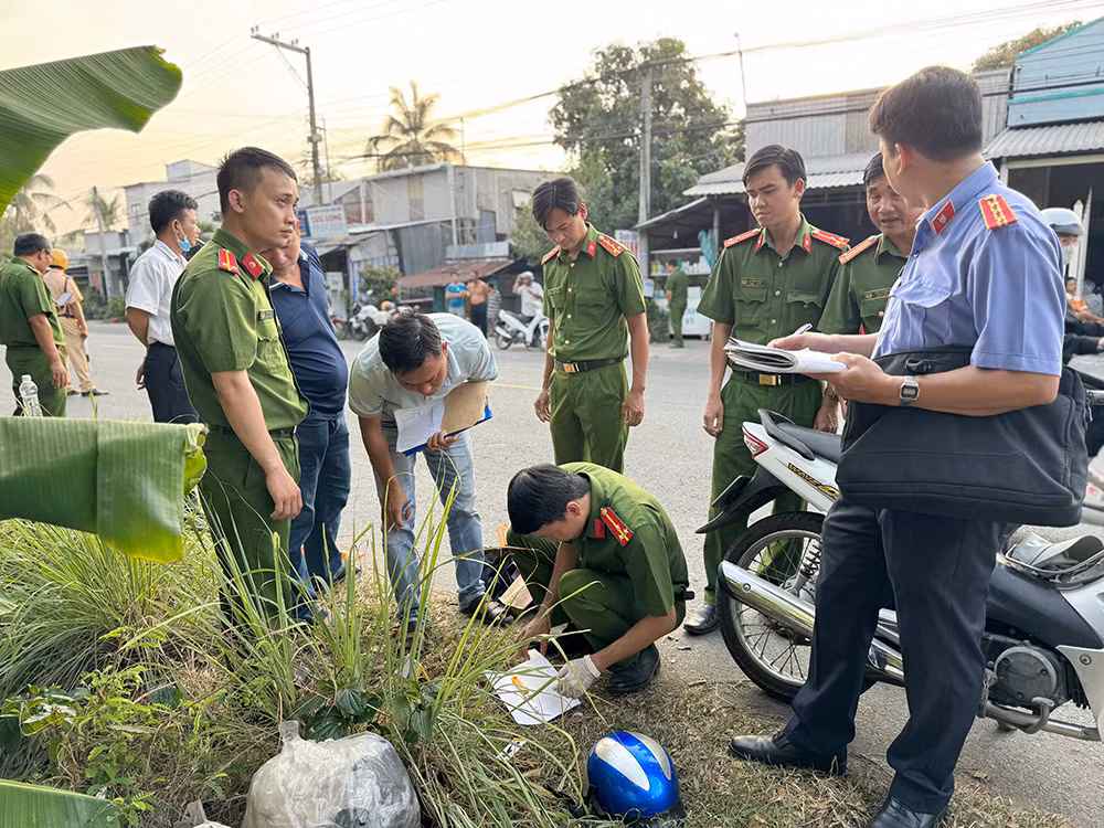 Chì vì ghen tuông, chồng ra tay sát hại vợ trên đường -0