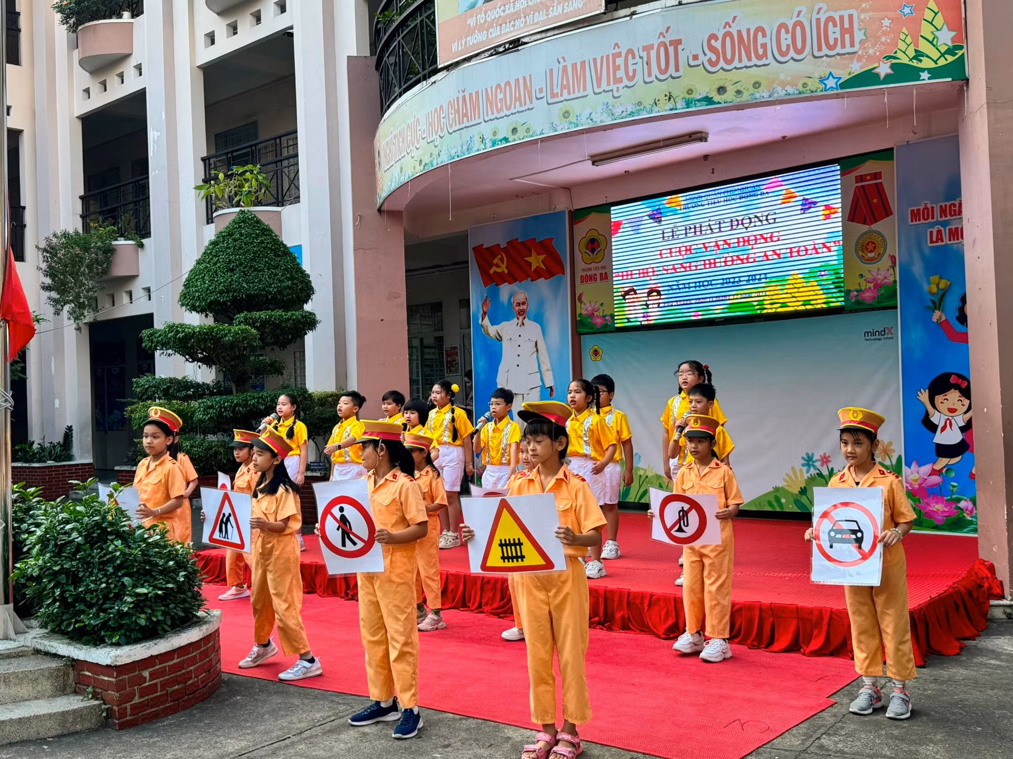 TP Hồ Chí Minh: Rèn kỹ năng sang đường an toàn cho học sinh -0