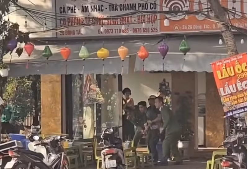 Đối tượng đâm trọng thương Công an bị tạm giữ hành vi cướp tài sản, chống người thi hành công vụ -0