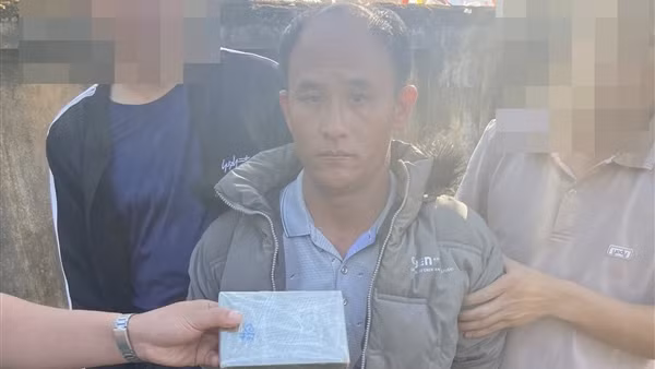 Đang vận chuyển thuê ma túy thì gặp Công an