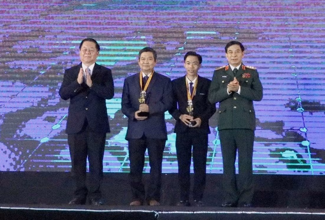 Trao thưởng 22 tác phẩm đoạt giải cuộc thi ảnh “Tổ quốc bên bờ sóng” lần thứ 2 -0