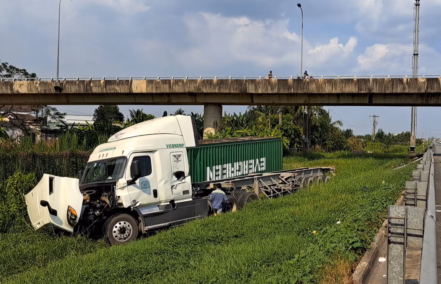 Xe đầu kéo tông sập taluy, lao ra khỏi đường cao tốc -1