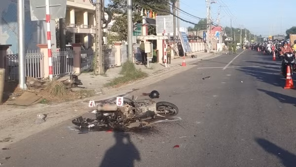 Phá án từ chi tiết cụm đèn xe ôtô vỡ dán tem thu phí đường bộ