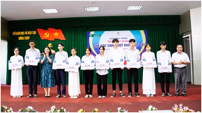 Tặng học bổng và hơn 100.000 bộ sách giáo khoa cho học sinh có hoàn cảnh khó khăn -0