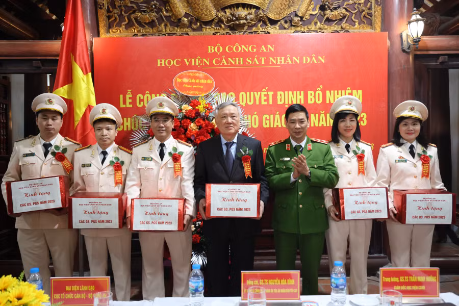 Học viện CSND trao quyết định bổ nhiệm chức danh GS, PGS năm 2023 -0
