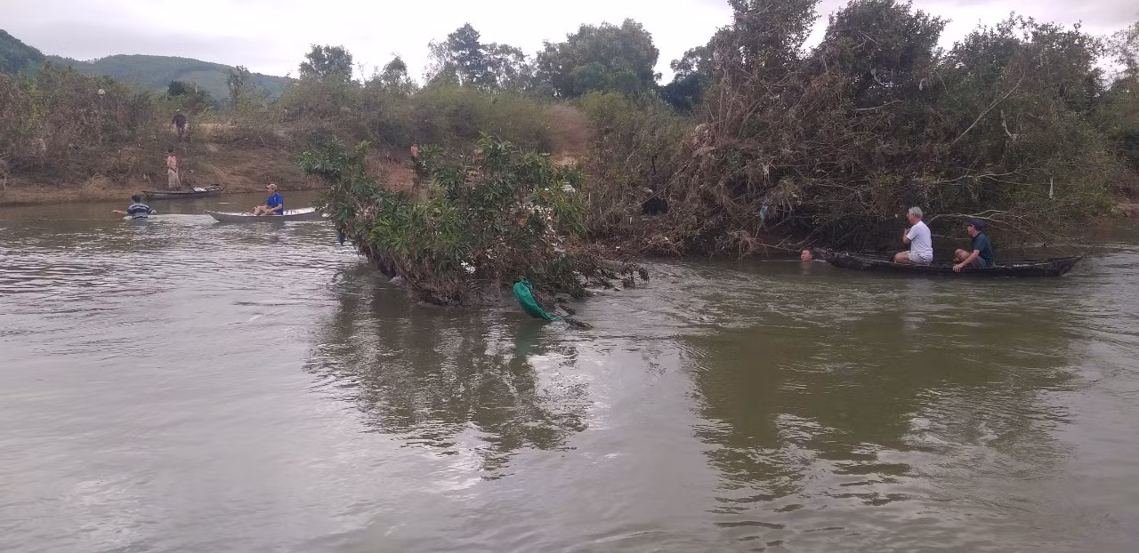 Tìm kiếm người đàn ông mất tích khi lội qua sông đi trồng keo -0