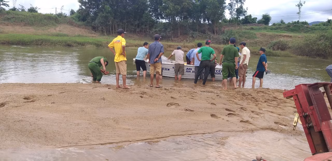 Tìm kiếm người đàn ông mất tích khi lội qua sông đi trồng keo -0