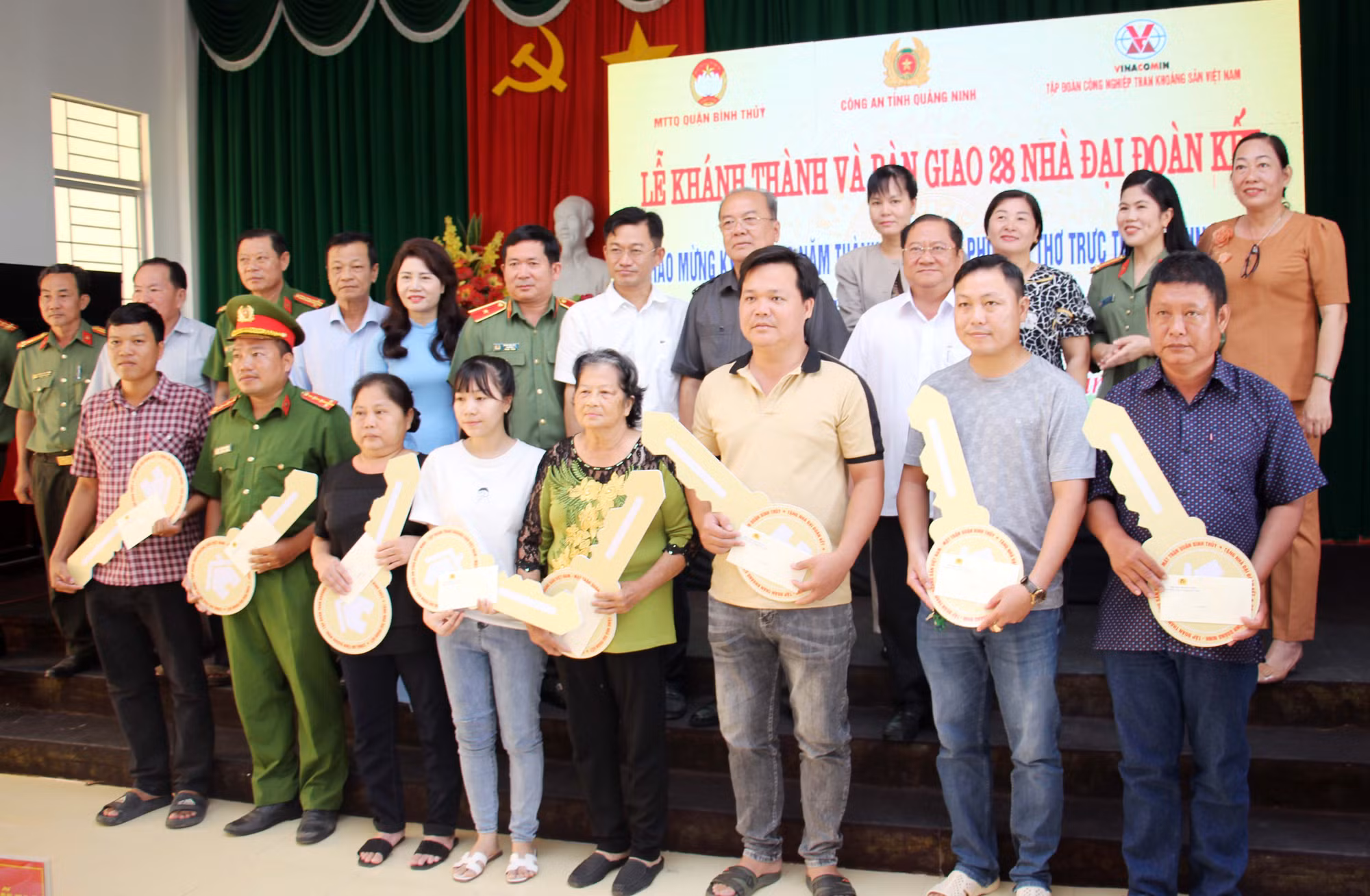 Thiếu tướng Đinh Văn Nơi trao nhà Nhà đoàn kết tặng người dân khó khăn ở Cần Thơ -0