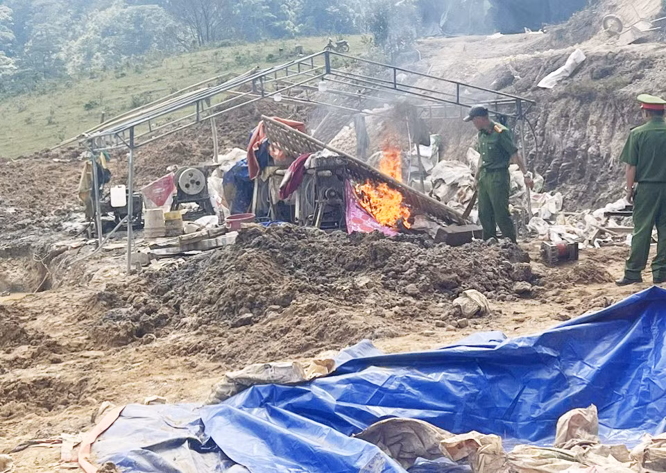 Truy quét “vàng tặc” vùng giáp ranh -0