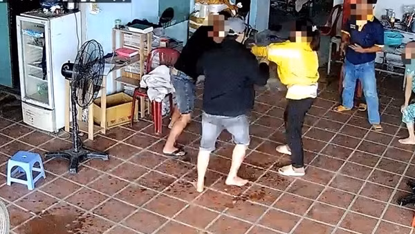 Tiếp nhận, điều tra vụ 2 con trai tạt xăng, đe dọa đốt nhà mẹ ruột