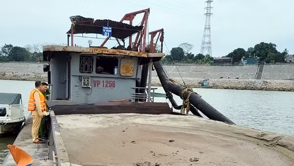 Tóm gọn 3 cát tặc "rút ruột" sông Hồng lúc rạng sáng