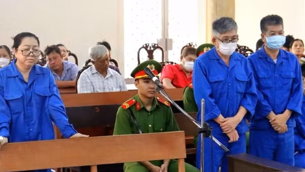 Hai cán bộ trả giá đắt vì giúp "trùm buôn lậu" Mười Tường rửa tiền bất chính