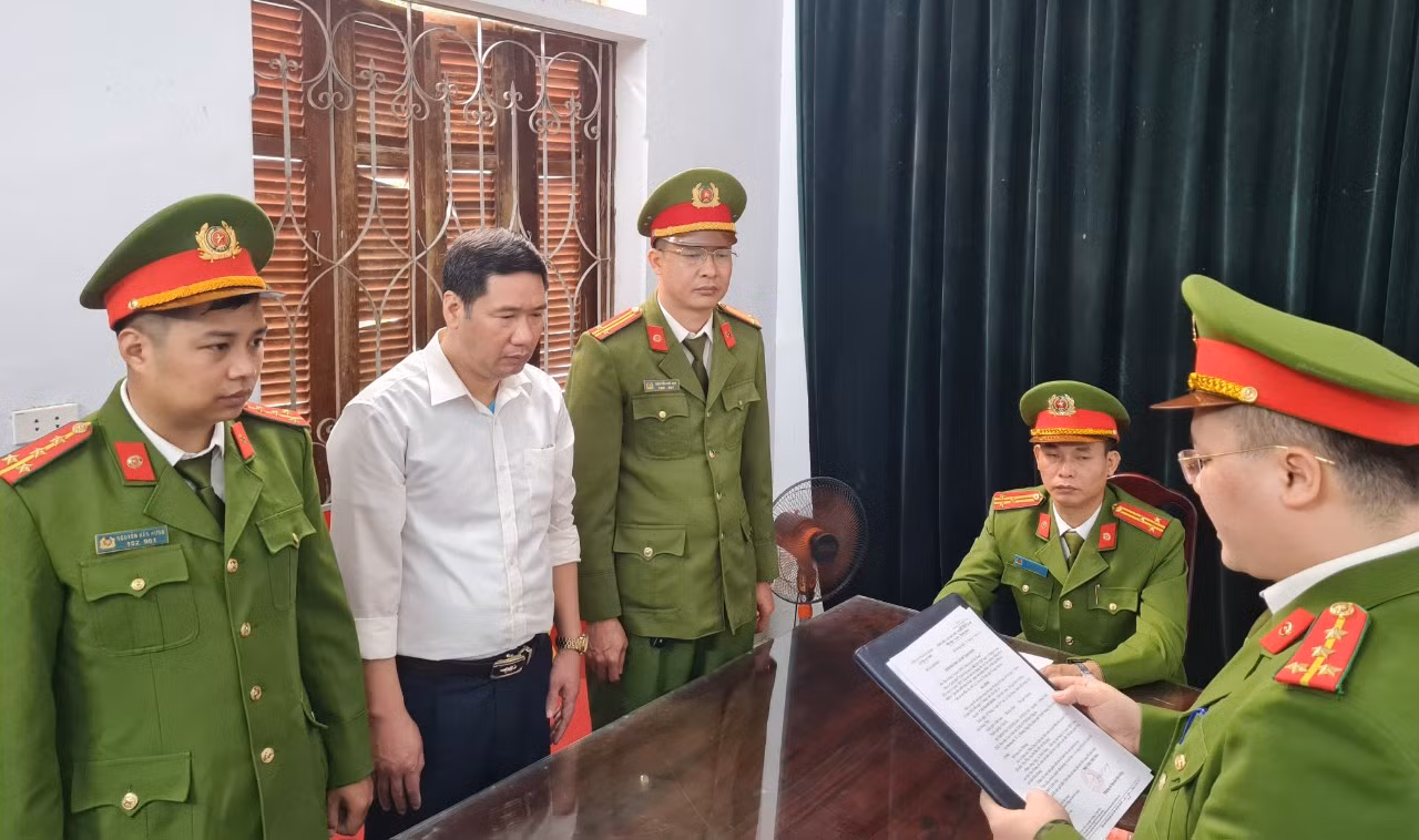 Lừa đảo chiếm đoạt 2,3 tỉ đồng, một giám đốc kho bạc bị bắt -0