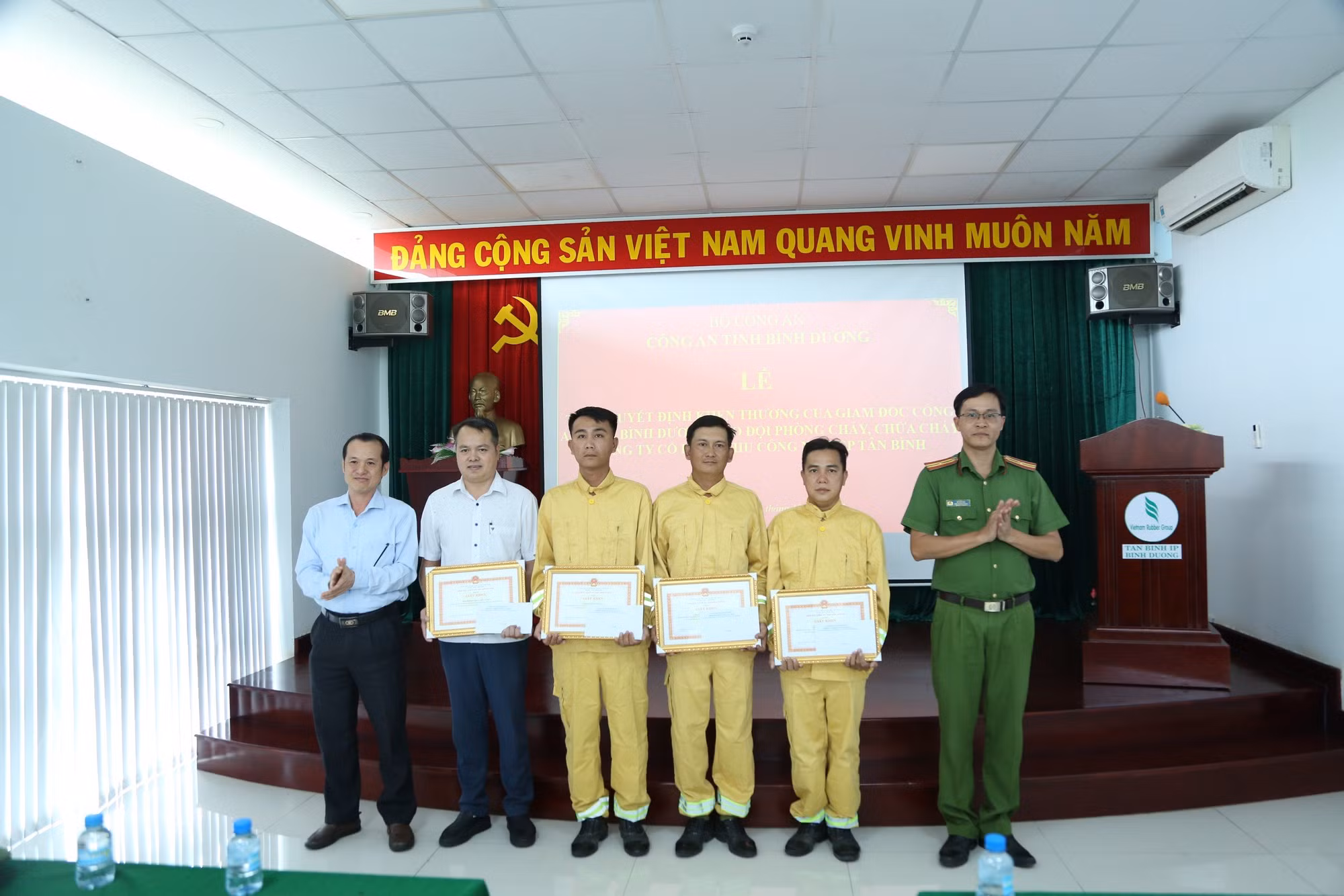 Nhiều tập thể, cá nhân được khen thưởng vì thành tích xuất sắc trong chữa cháy -0