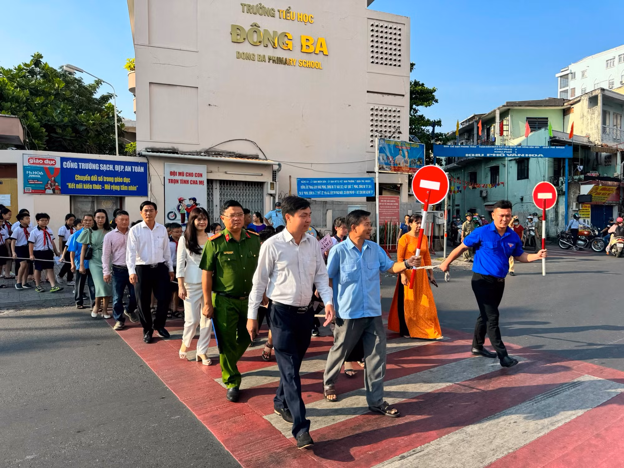 TP Hồ Chí Minh: Rèn kỹ năng sang đường an toàn cho học sinh -1