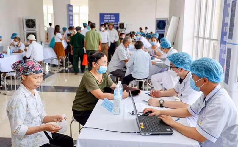 Bao giờ người dân mới thoát cảnh “ôm cả đống” giấy tờ khi đi khám bệnh? -0