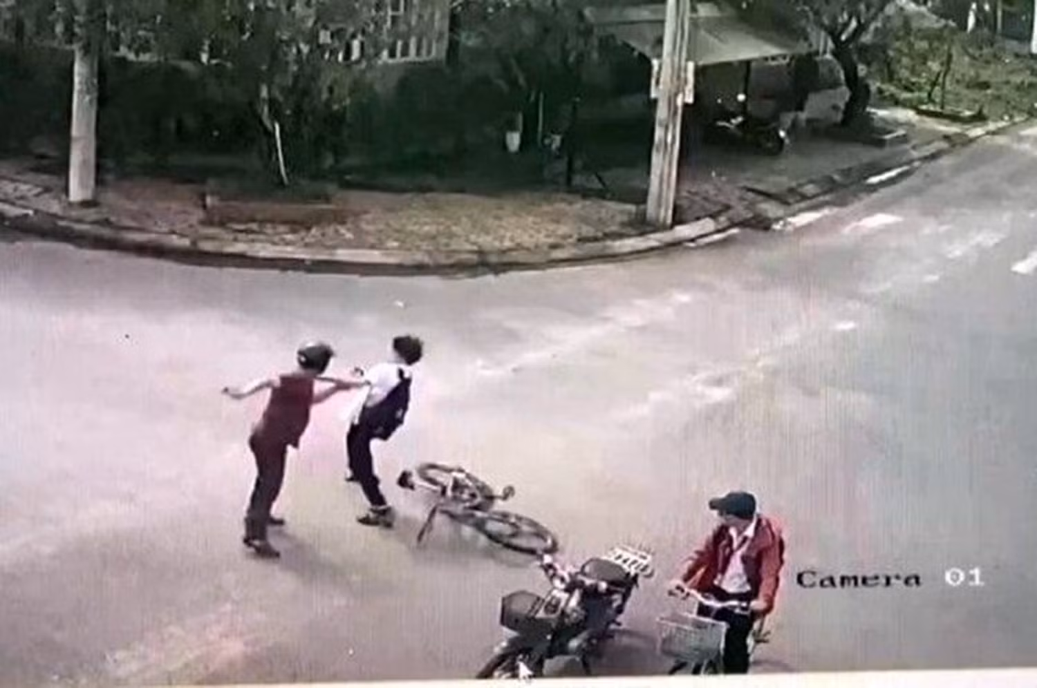 Bắt tạm giam người cha đánh bạn học của con nhập viện -0